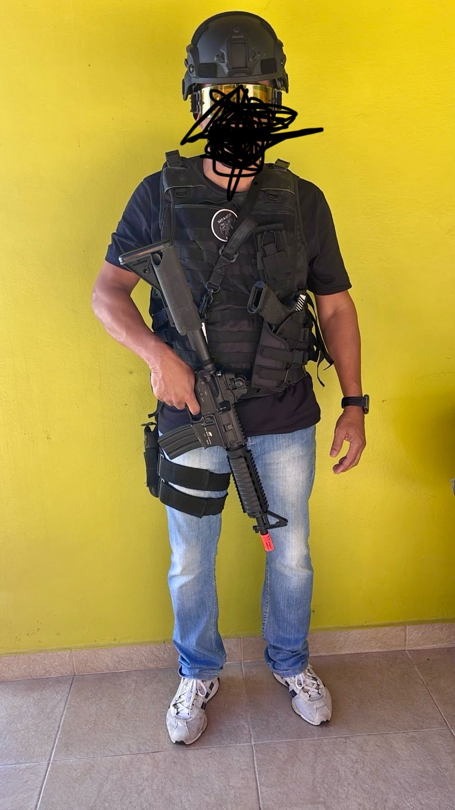 Rifle, pistola e todos equipamentos 